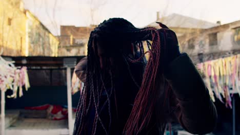 mujer con trenzas coloridas al aire libre