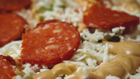 haciendo una pizza con pepperoni y salsa