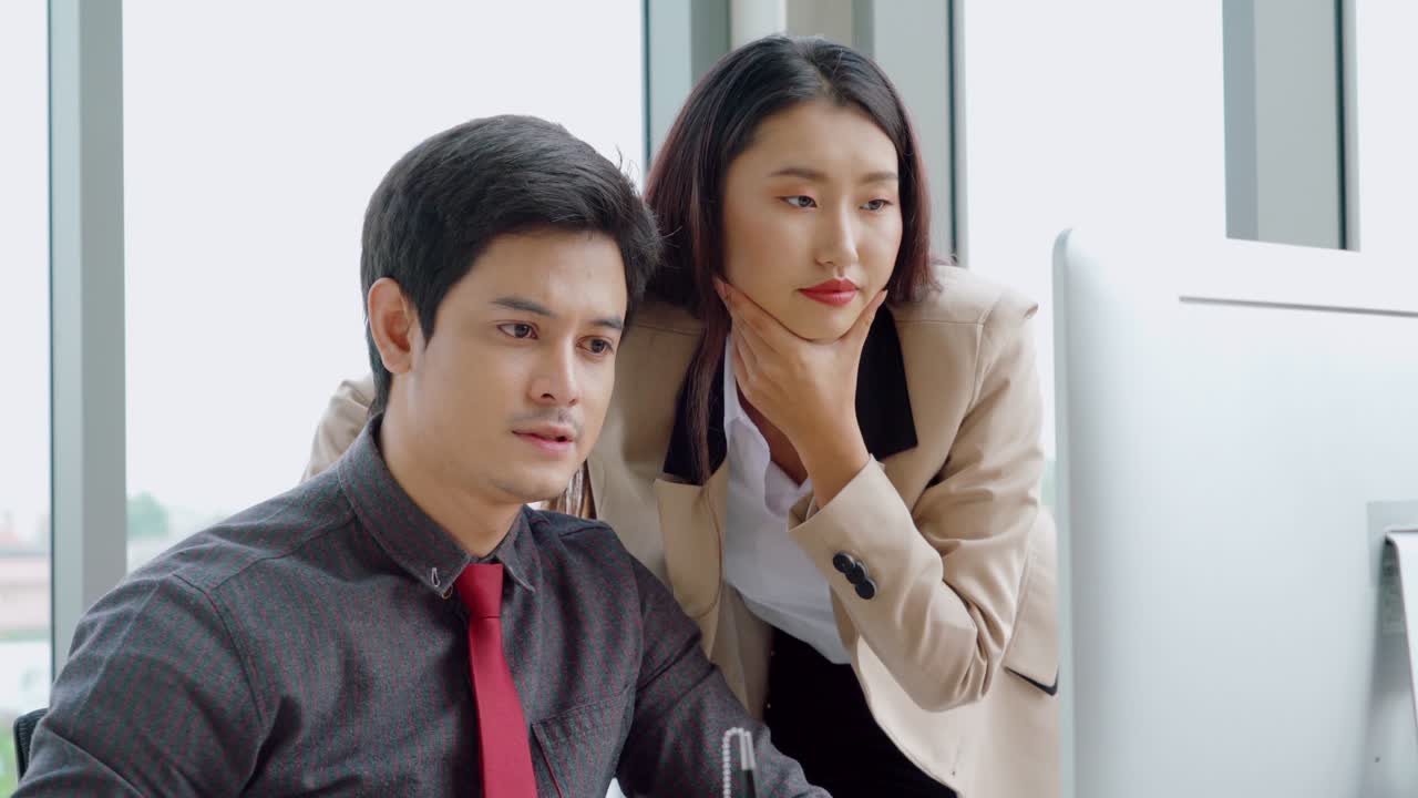 두 명의 사업가들이 사무실에서 프로젝트 전략에 대해 이야기합니다.