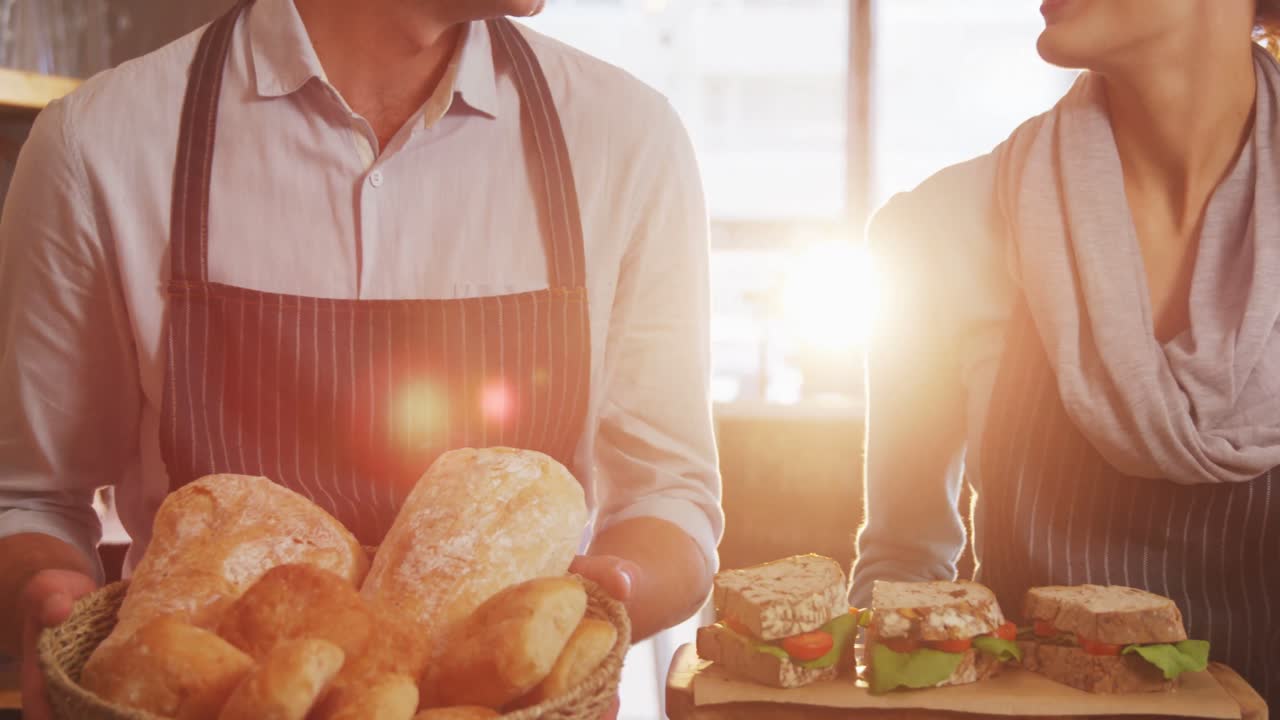 웨이터 와 웨이트리스 가  과 샌드위치 를 들고 있다