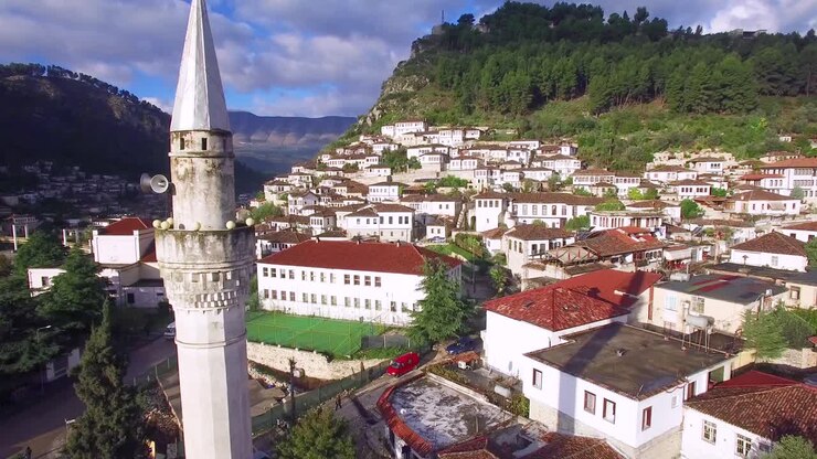 Buona ripresa aerea di antiche case sulla collina a Berat, Albania 11