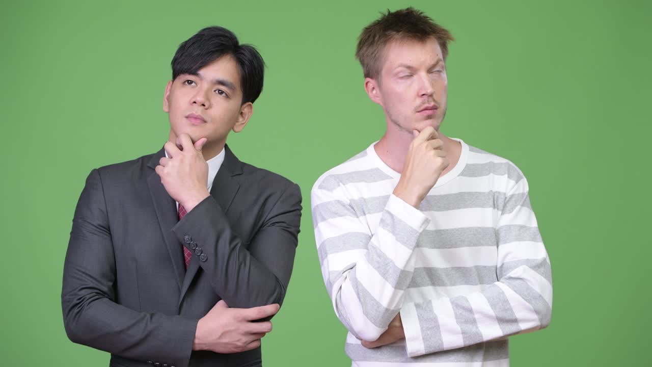 젊은 잘생긴 아시아 사업가와 젊은 스칸디나비아 사업가가 함께 일하고 있습니다.