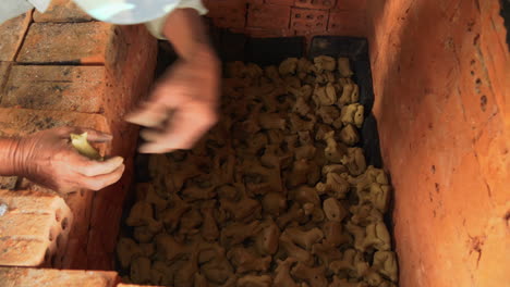 producción de souvenirs de turismo tradicional en thanh ha