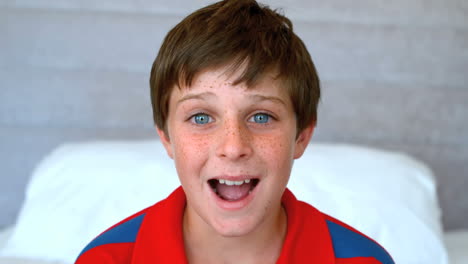 el chico de ojos azules se sorprende.
