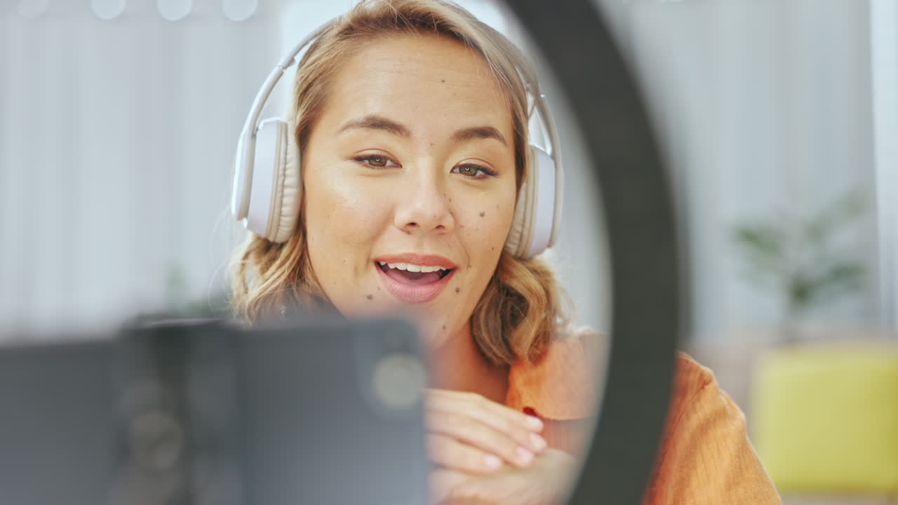 medios de comunicación, podcast o mujer asiática vlogger en la vida