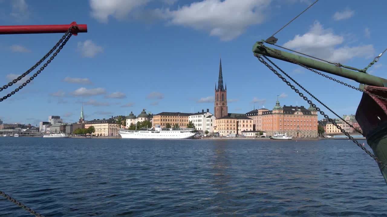 vista general de la ciudad vieja de estocolmo, incluidos algunos barcos, el puerto y la torre de la iglesia de riddarholmen