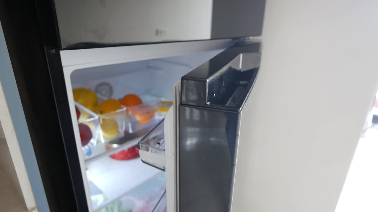 un refrigerador negro con la puerta abierta