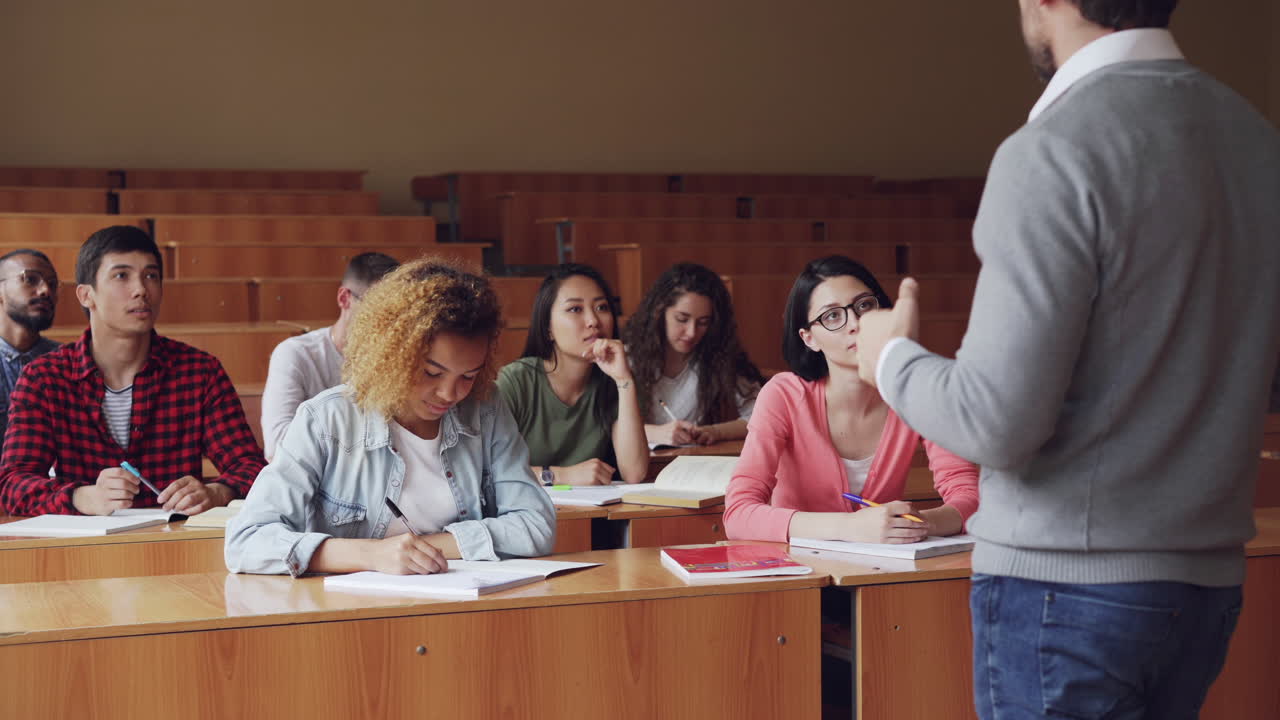 conferencia en el aula de la universidad