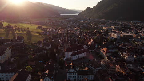 Vuelo-Lento-Descendente-Sobre-Lucerna-Al-Atardecer