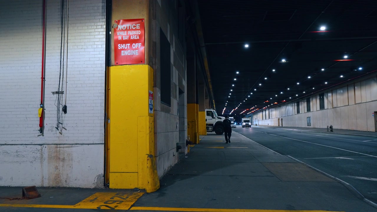 Nueva York, EE. UU., 1 de mayo de 2026: Interior del muelle de carga de USPS bajo una estructura elevada de Manhattan. Bahía de carga interior para camiones bajo una estructura elevada, NYC