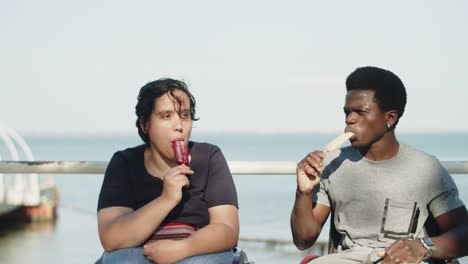 retrato de una pareja feliz animando y comiendo helado
