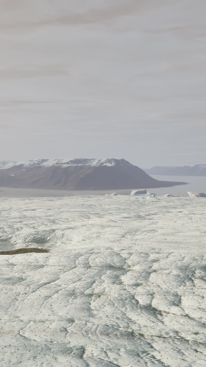 배경 에 산 들 이 있는 광활 한 빙하 풍경