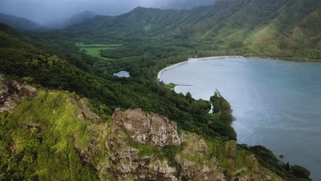 Disparo-De-Un-Dron-Que-Rodea-La-Cima-De-Los-Acantilados-En-La-Caminata-Del-León-Agazapado-En-Oahu,-Hawaii