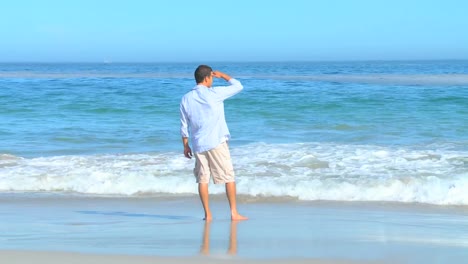 Hombre-Bañando-Sus-Pies-En-El-Mar