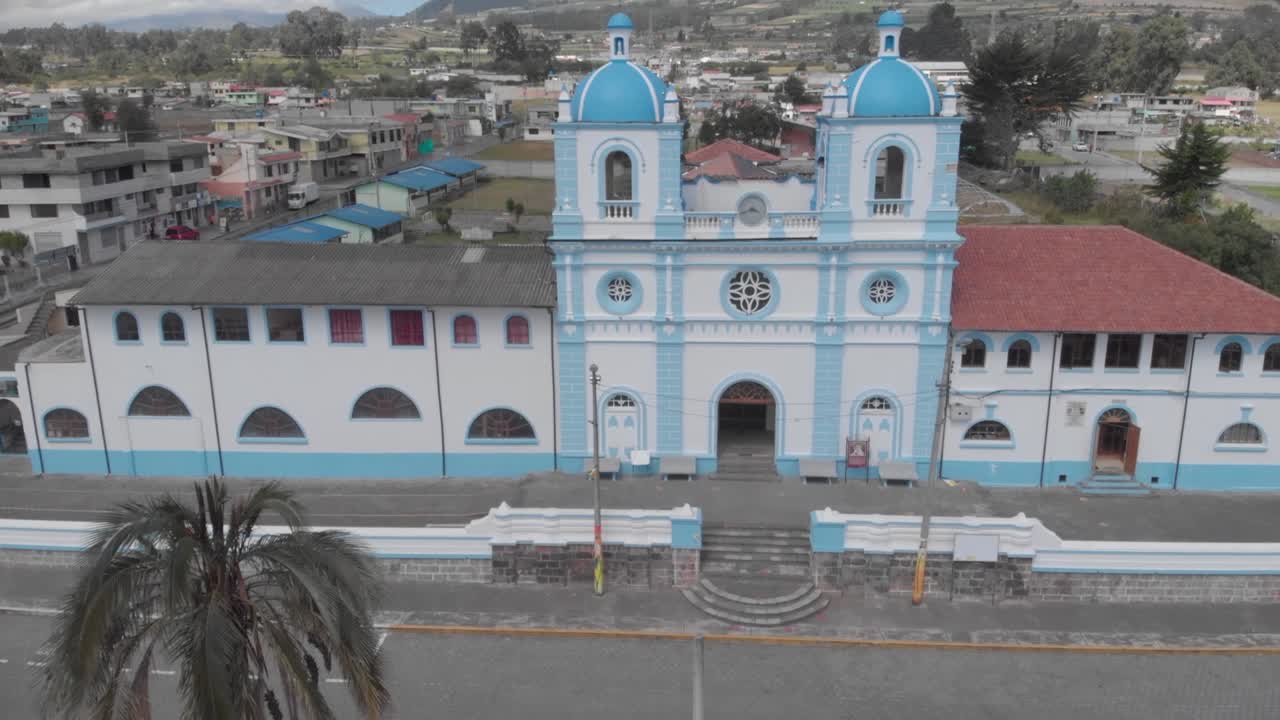 Chiesa Principale Della Città Di Aloasi Vicino Ad Ambato Con Architettura Coloniale In Una Giornata Luminosa, Veduta Aerea