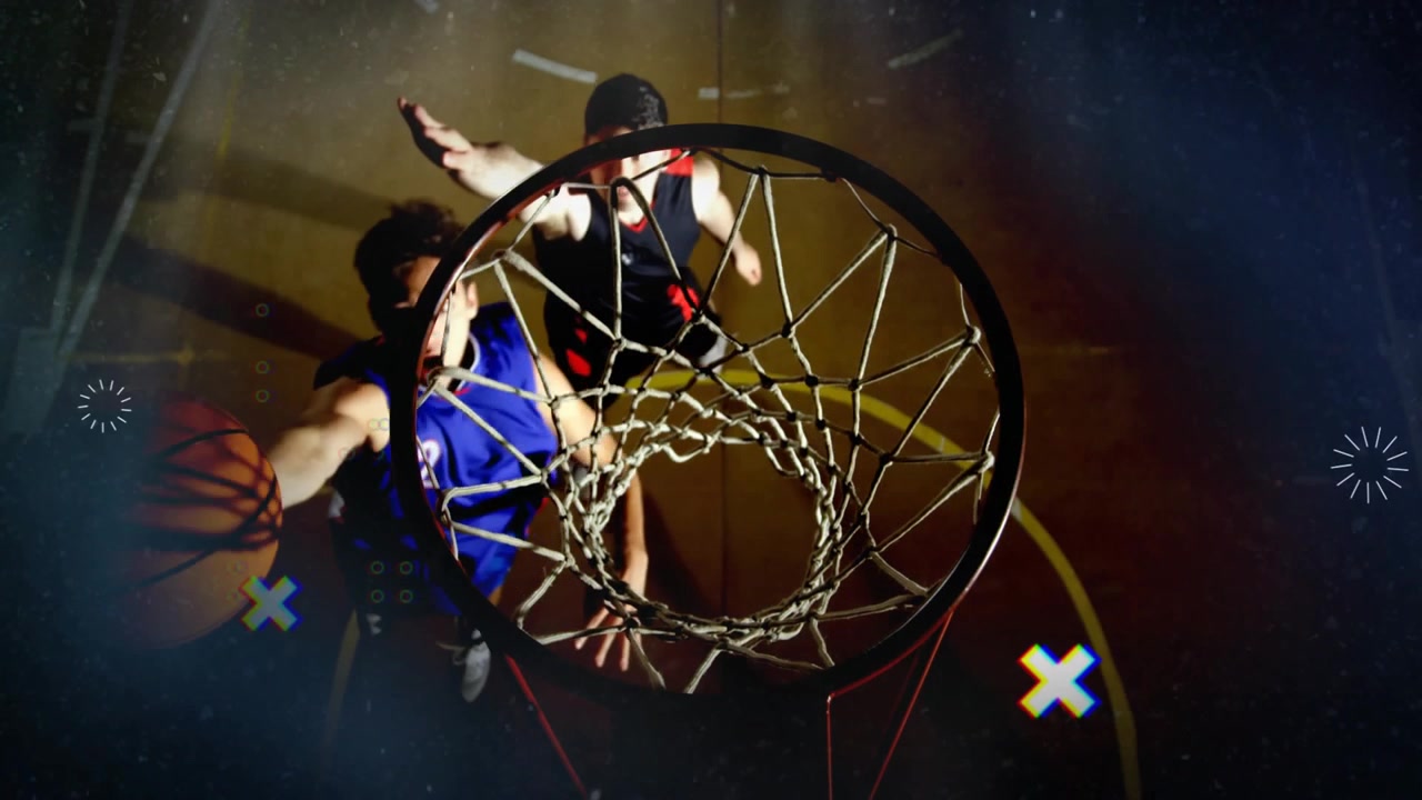 Video verticale: Portatore di palla che si dirige al canestro nello sport, arco animato che traccia un tentativo di punteggio contestato