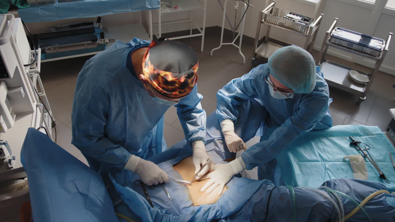 procedimiento quirúrgico en una sala de operaciones