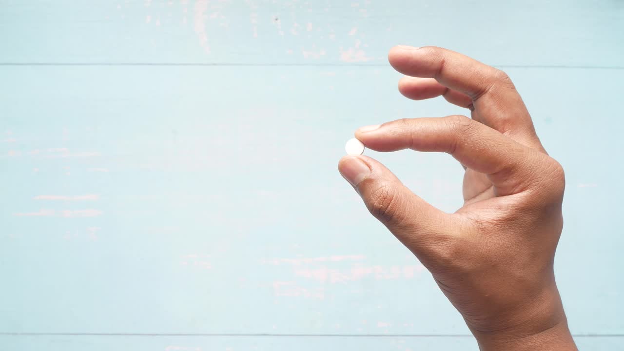 알약을 들고 있는 손