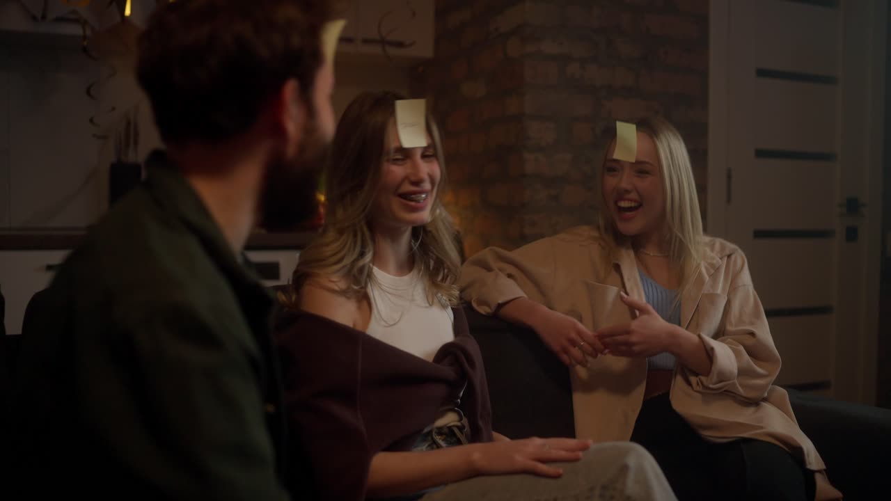 이마 게임을 하는 친구들