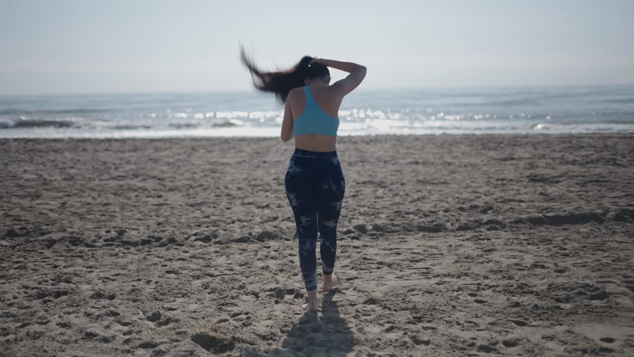 mujer disfrutando de un paseo por la playa
