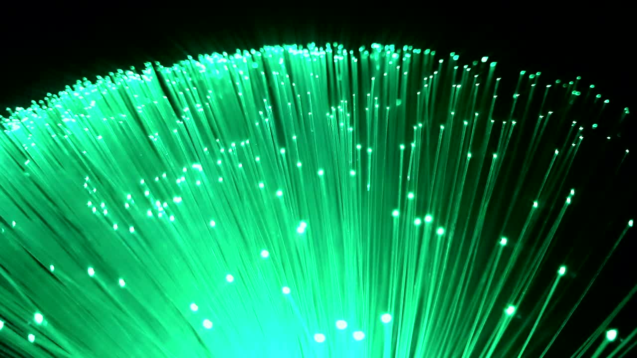 detalle de color múltiple de un racimo creciente azul con efecto de desvanecimiento de fibras ópticas en fondo negro, espacio para texto, señal de luz rápida para conexión a internet de alta velocidad