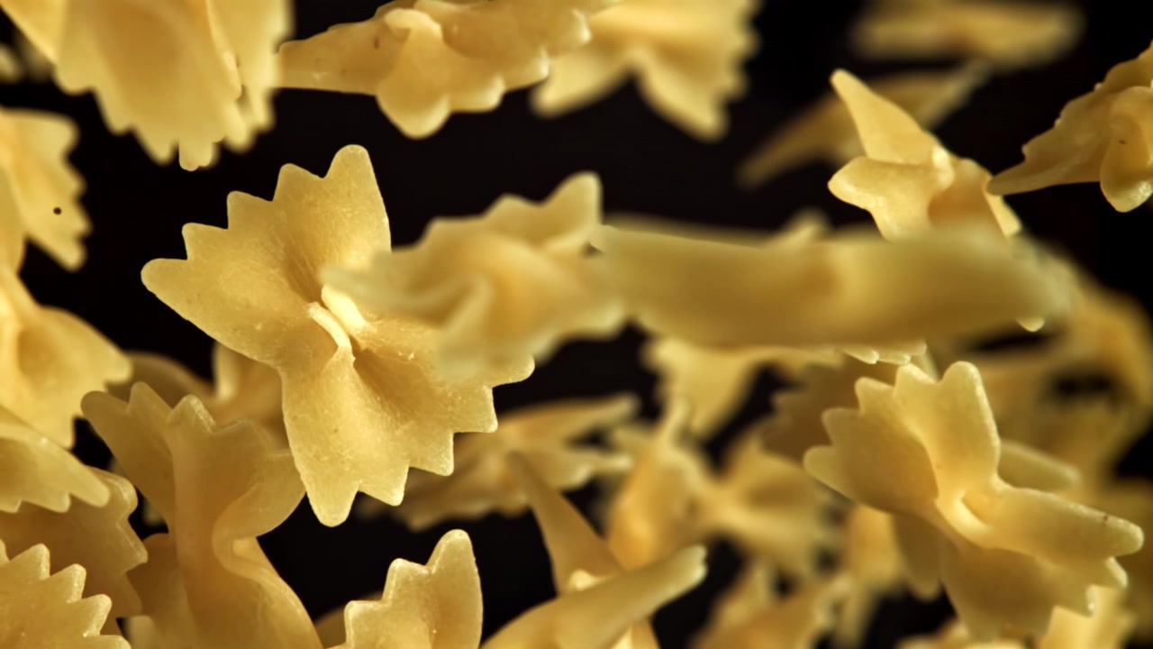 Pasta Farfalle Cruda che Cade al Rallentatore.