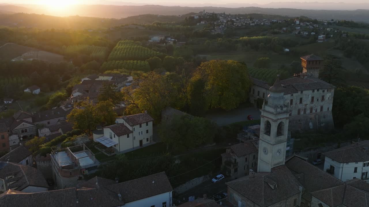 vista aérea de piamonte, la histórica ciudad de carpeneto y el palacio del norte de italia al atardecer.