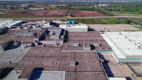 encima del techo de una planta de ensamblaje de automóviles en américa