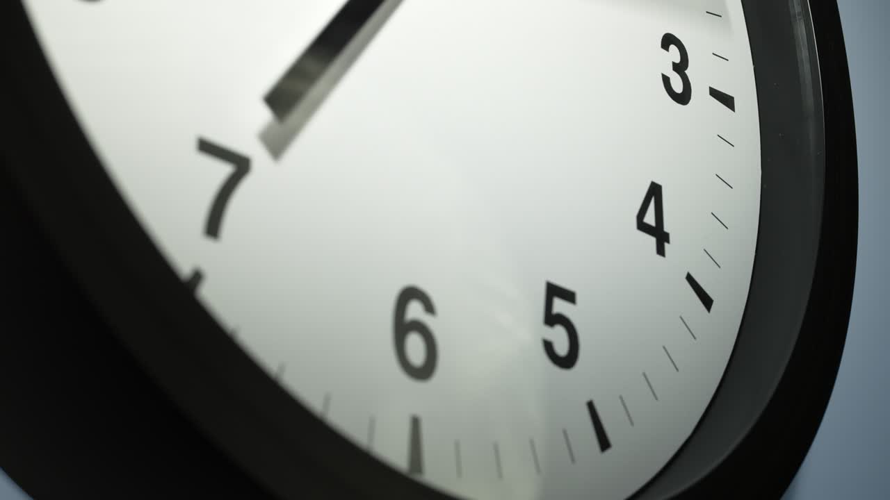 cara del reloj en la pared azul claro en el lapso de tiempo