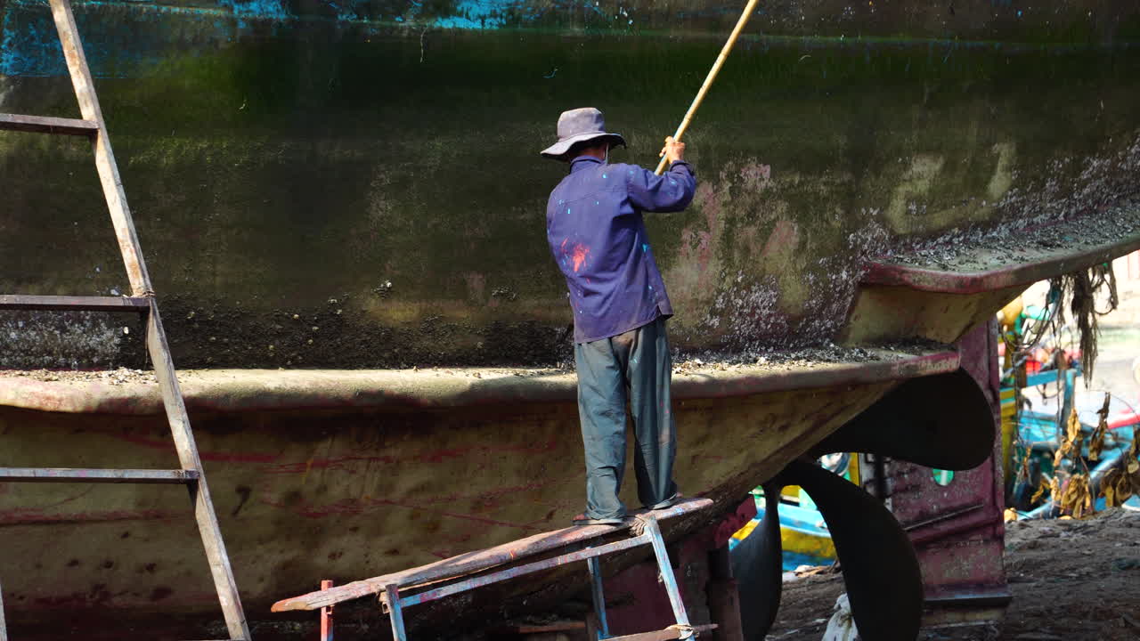 la mano de obra se centró en la limpieza del casco, la eliminación de las incrustaciones y la eliminación de la vida marina del fondo de un barco