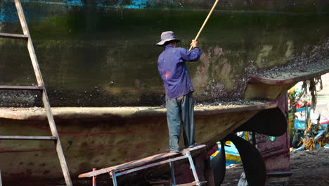 La-Mano-De-Obra-Se-Centró-En-La-Limpieza-Del-Casco,-La-Eliminación-De-Las-Incrustaciones-Y-La-Eliminación-De-La-Vida-Marina-Del-Fondo-De-Un-Barco