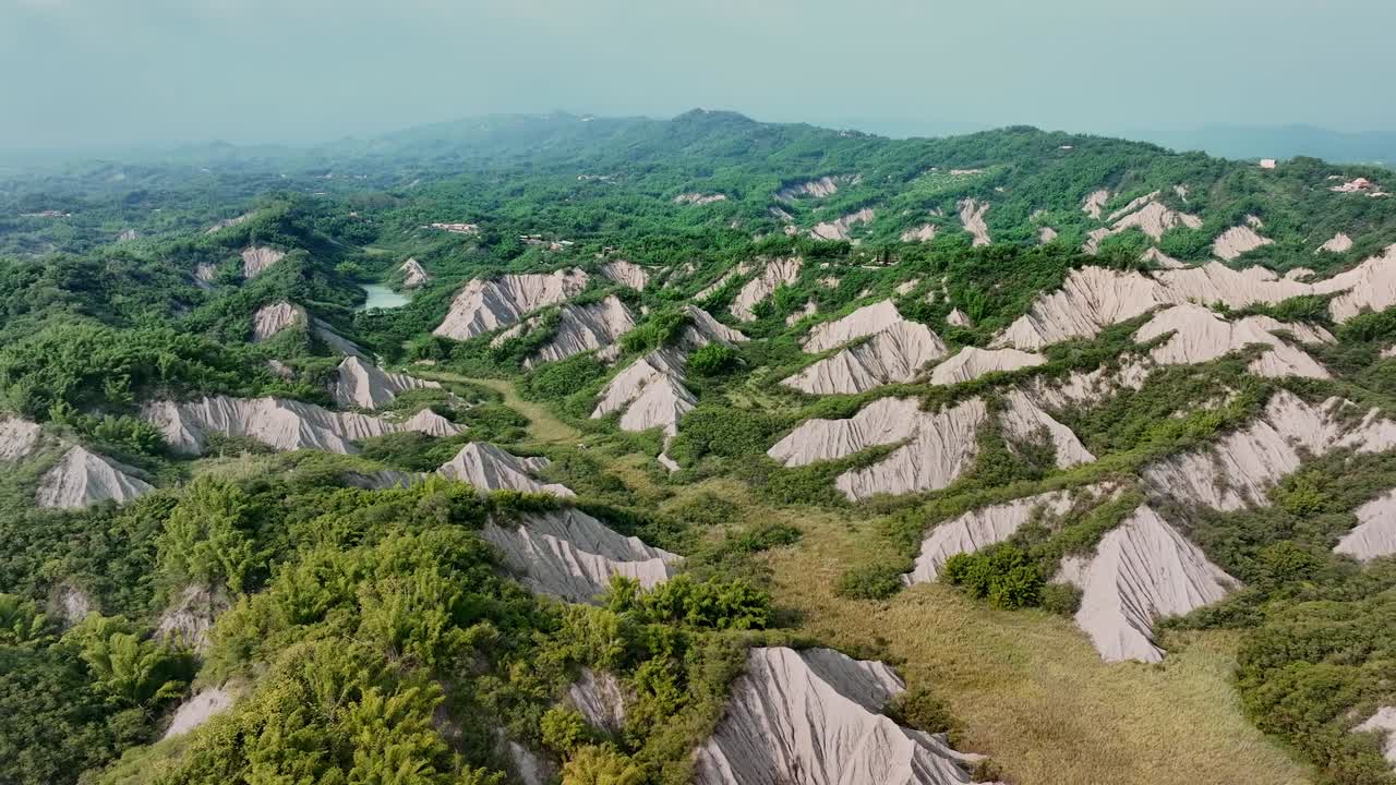 воздушный обратный снимок азиатского тианляо лунного мира во время облачности на тайване - 田寮月世??
