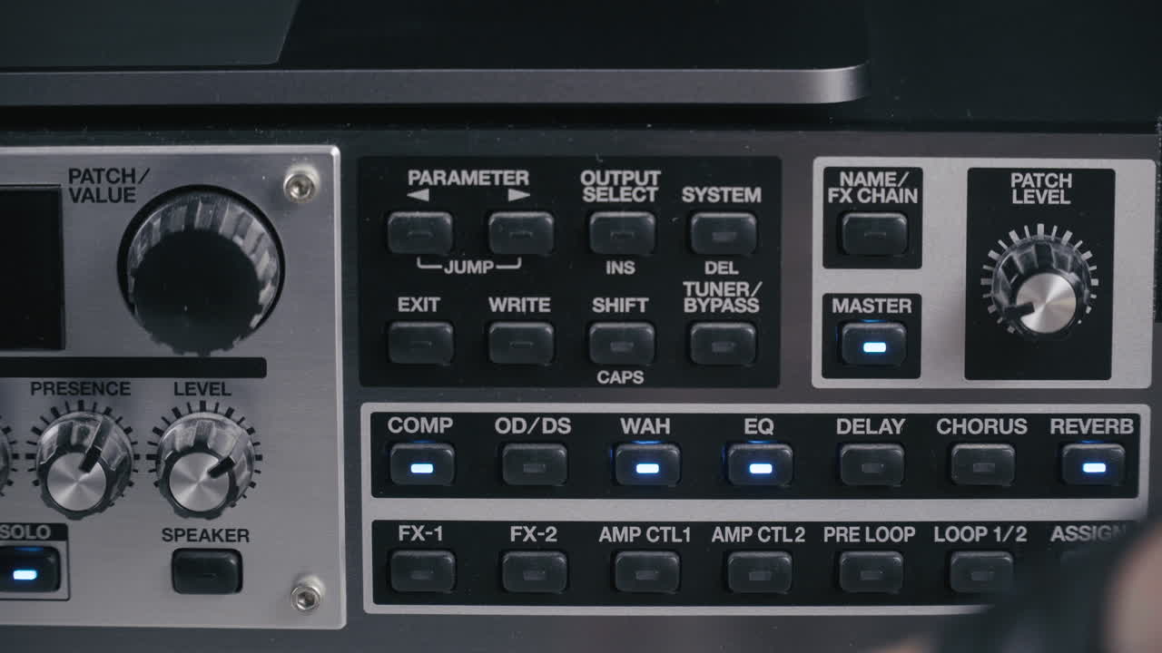 músico prueba los parámetros de un multiefecto de guitarra preamplificador, cierre 4k