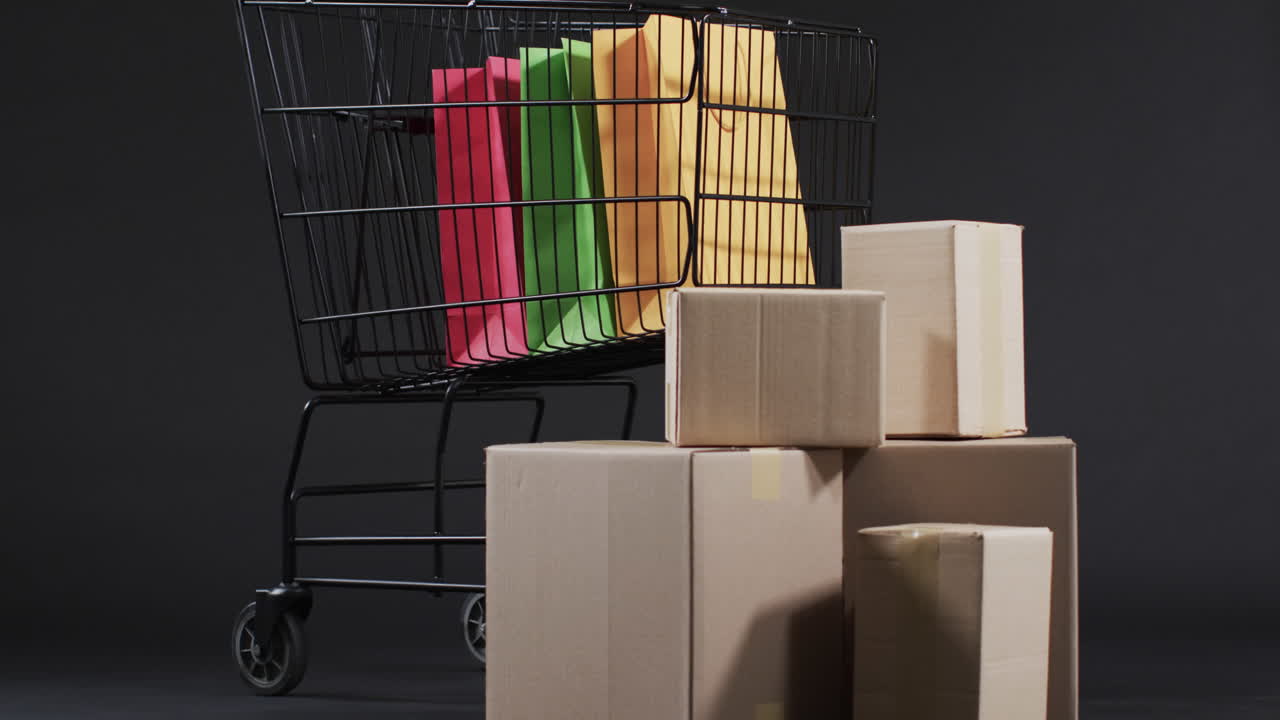 video de un carrito de compras y cajas con espacio de copia sobre un fondo gris