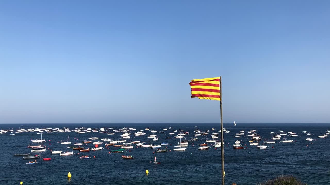 tiro a cámara lenta de calella de palafrugell en costa brava, españa