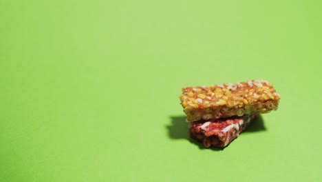 barras de granola apiladas una encima de la otra movimiento de parada contra chromakey 4k