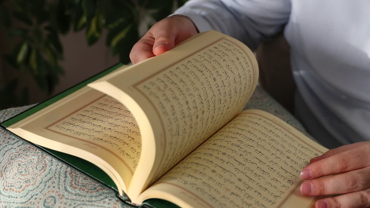 leyendo el corán en la mezquita 2
