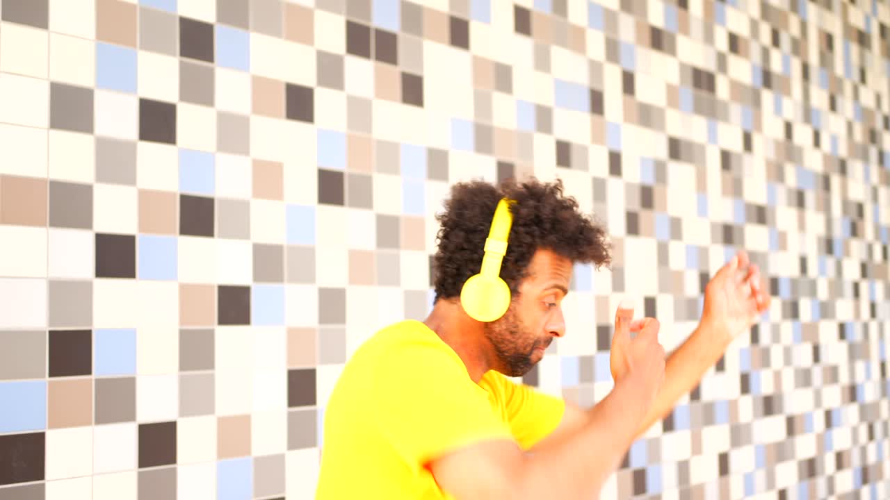 Uomo che ascolta musica e balla