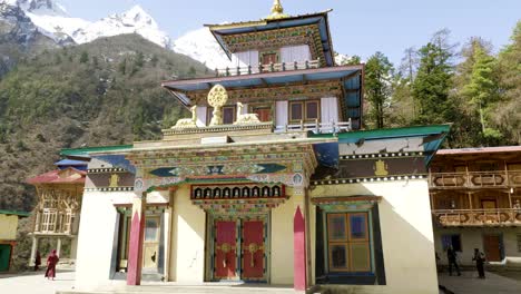 monasterio en el pueblo de lho, nepal.