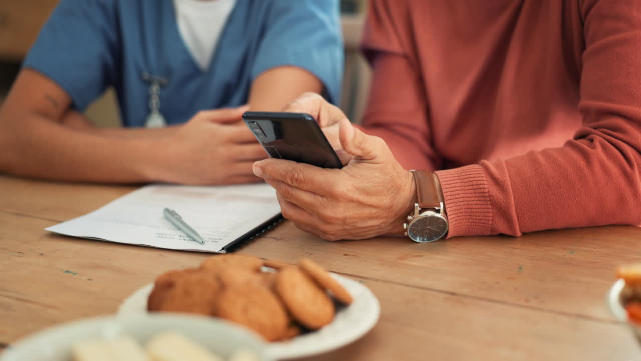 hogar, un anciano y una enfermera con un teléfono inteligente