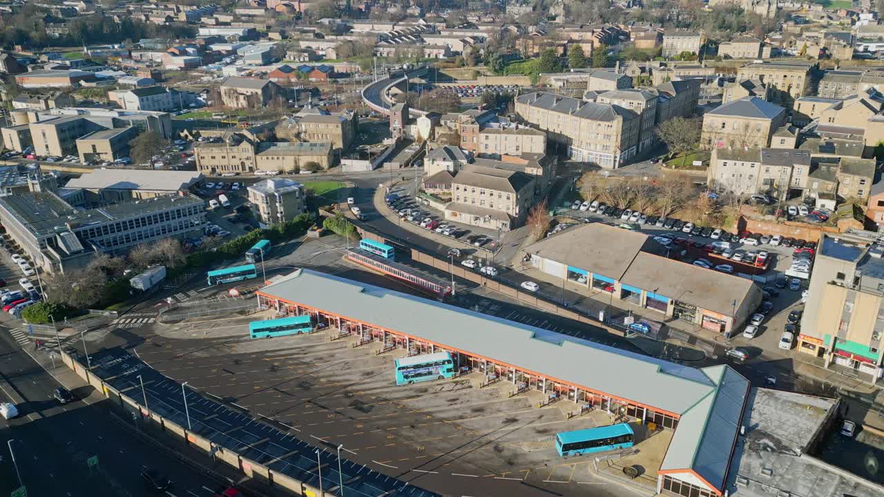 버스 정류장 산업단지를 보여주는 영국 요크셔의 오래된 산업 도시와 교통과 도로가 있는 번화한 도시의 영화 같은 공중 드론 영상