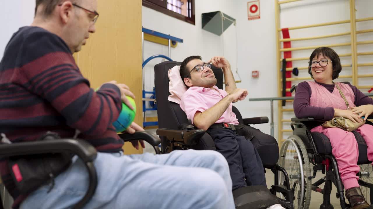 Persone con disabilità che giocano con una palla in un centro di riabilitazione