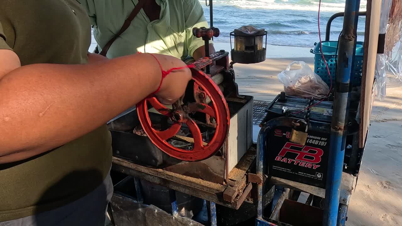 바다 근처 에서 기계적 인 릴 을 조작 하는 사람