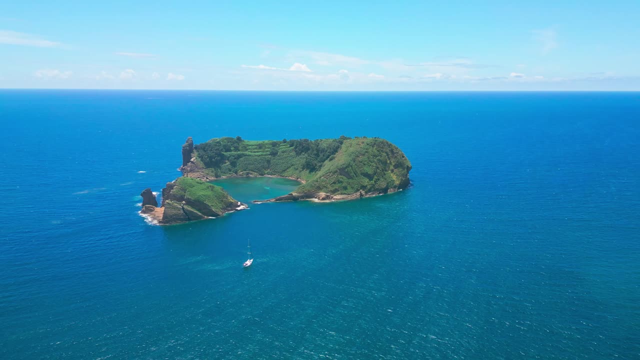 아조르 제도 사우 미구엘에 있는 빌라 프랑카 섬, 푸른 바다와 보트 항공 사진