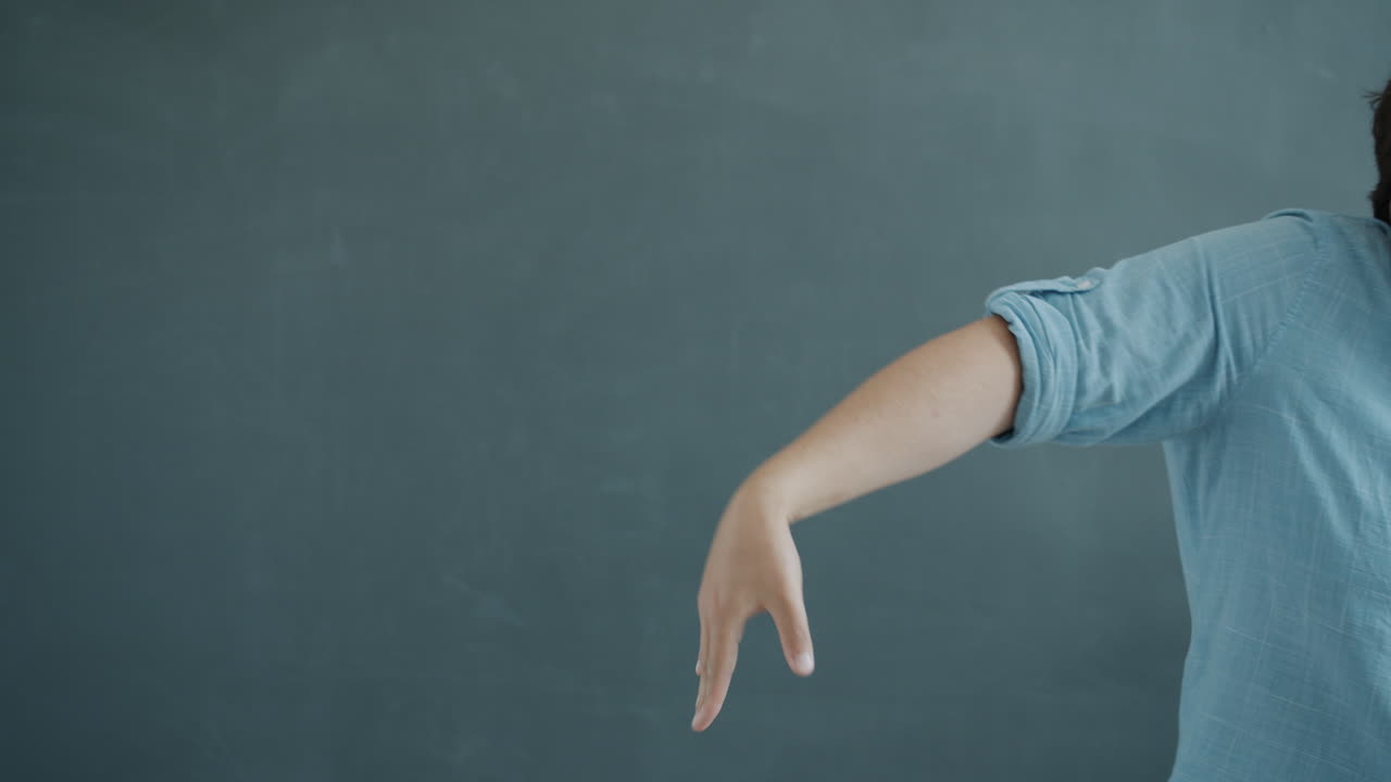 남자를 가리키는