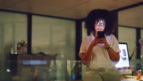 joven mujer de negocios escribiendo un texto en línea
