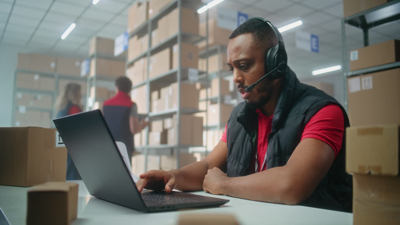 trabajador de almacén en portátil