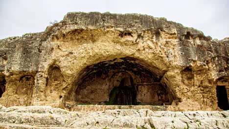 Künstliche-Höhlen---Antikes-Amphitheater-In-Syrakus,-Sizilien,-Italien