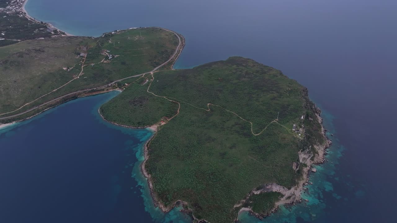 Prospettiva aerea con drone della bellezza costiera di Porto Palermo con le montagne