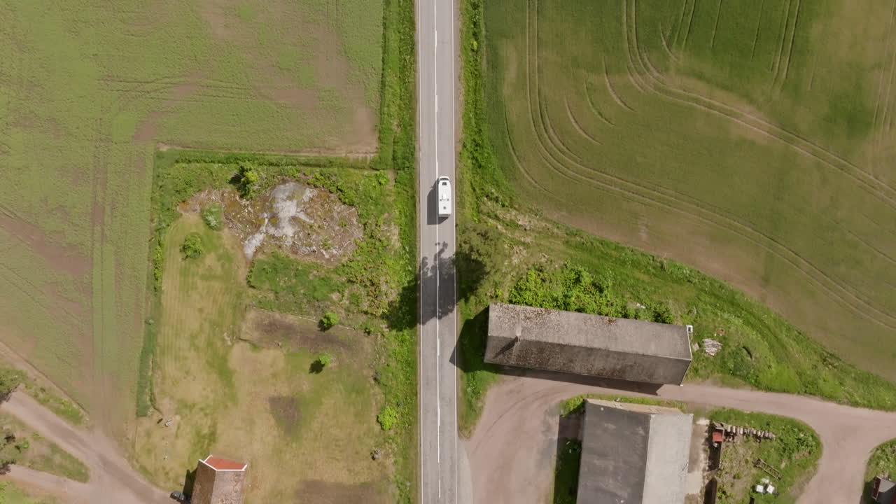 핀란드의 시골 도로를 달리는 모터카 위에서  다운 드론 촬영